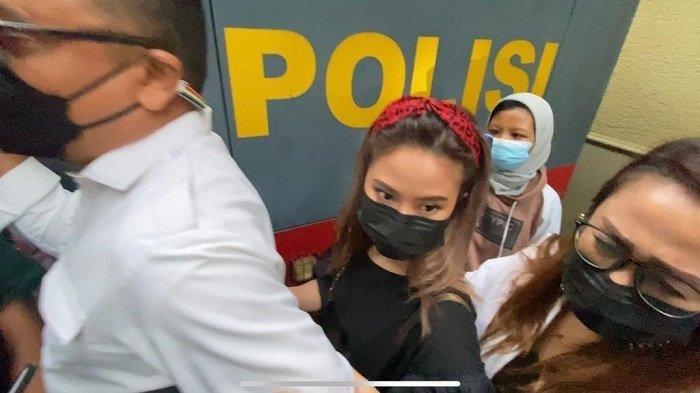 Pesinetron Gabriella Larasati diperiksa Satreskrim Polres Metro Jakarta Barat terkait video mesum yang dikaitkan dengannya, Selasa (23/2/2021).