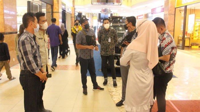 Petugas dari Bapenda Kota Pekanbaru menggelar SDT di satu pusat perbelanjaan di Kota Pekanbaru. Mereka menyasar restoran yang menunggak pajak.