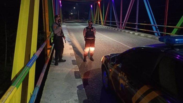 Petugas kepolisian berjaga setelah ada serangga di jembatan Pelangi akibatkan kecelakaan pengendara, Rabu (24/3/2021) (ist)