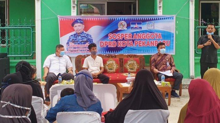 Pimpinan DPRD Pekanbaru T Azwendi Fajri SE (berdiri), saat melakukan Sosialisasi Perda Nomor 13 Tahun 2018, Tentang Penempatan Tenaga Kerja Lokal, di Jalan Kaharuddin Nasution, RT 01 RW 08 Kelurahan Air Dingin, Kecamatan Bukit Raya, Selasa (15/12 /2020).