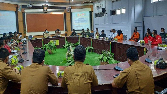 Pj Wali Kota Dumai memimpin rapat koordinasi Karhutla bersama jajaran stafnya.