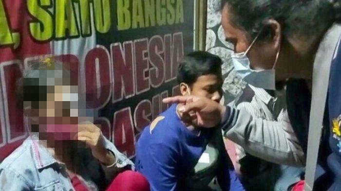 Polisi memeriksa kondisi korban pemukulan di Semarang Utara, Kota Semarang, Sabtu (3/4/2021) malam lalu.
