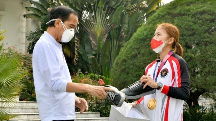 Presiden Jokowi ditawari beli sepatu oleh peraih medali emas Olimpiade Tokyo