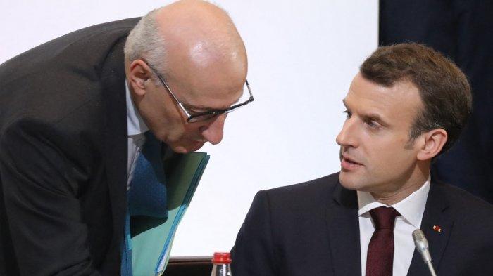 file foto ini diambil pada 6 April 2018 Presiden Prancis Emmanuel Macron (kanan) berbicara dengan penasihat diplomatik presiden Philippe Etienne saat mereka mengambil bagian dalam konferensi Cedre di Kementerian Luar Negeri di Paris. Prancis pada 17 September 2021 memanggil duta besarnya untuk Amerika Serikat, Philippe Etienne, dan Australia, Jean-Pierre Thebault, untuk berkonsultasi dalam perselisihan sengit mengenai pembatalan kontrak kapal selam, sebuah langkah yang belum pernah terjadi sebelumnya yang mengungkapkan tingkat kemarahan Prancis terhadap sekutunya.