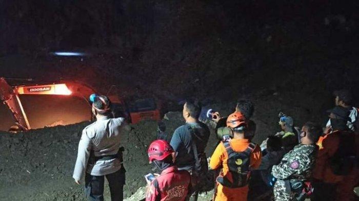 Proses pencarian penambang yang tertimbun longsoran, di Desa Bulan ga, Kecamatan Ampibabo, Kabupaten Parigi Moutong, Sulawesi Tengah, Kamis (25/2/2021).