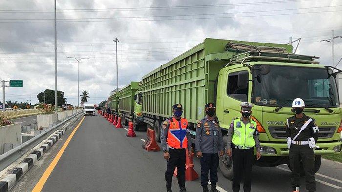 Razia gabungan yang dilaksanakan di jalan akses menuju pintu Tol Pekanbaru-Dumai (Permai) di Gerbang Tol Pinggir