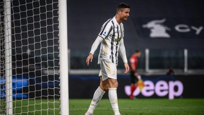 Penyerang Juventus Cristiano Ronaldo bereaksi setelah kehilangan peluang gol selama pertandingan sepak bola Serie A Italia Juventus vs Parma pada 21 April 2021 di stadion Juventus di Turin.