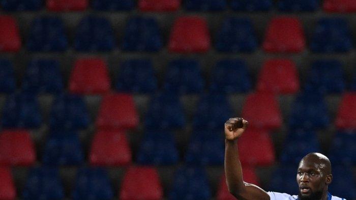 Penyerang Inter Milan Romelu Lukaku melakukan selebrasi setelah membuka skor pada pertandingan sepak bola Serie A Italia Bologna vs Inter Milan pada 3 April 2021 di stadion Renato-Dall'Ara di Bologna.