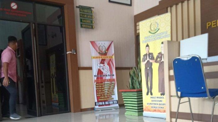UA tampak keluar dari ruangan penyidikan di kantor Kejari Siak, Rabu (7/102020)