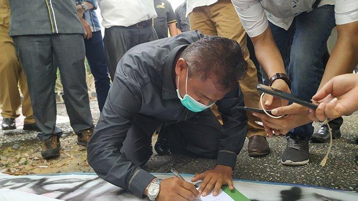 Ketua DPRD Inhu, Ketua DPRD Inhu, Samsudin menandatangani surat yang akan dikirimkan ke Ketua DPR RI terkait tuntutan mahasiswa yang tergabung dalam Aliansi Ikatan Mahasiswa Indragiri Hulu, Selasa (13/10/2020).