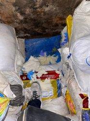 550 karung sarung tangan dari karet yang diduga bekas pakai atau limbah.