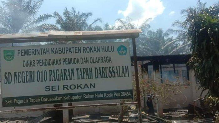Kebakaran di SDN 010 Pagaran Tapah Darussalam Kecamatan Pagaran Tapah Darussalam Kabupaten Rokan Hulu, Senin (12/9/2022).