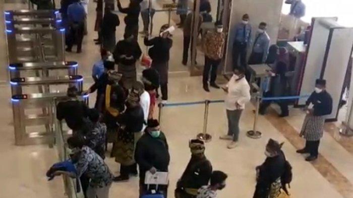 Sejumlah Perwakilan LAM tidak dibolehkan masuk ke ruang rapat Komisi VII DPR RI Bahas Blok Rokan.