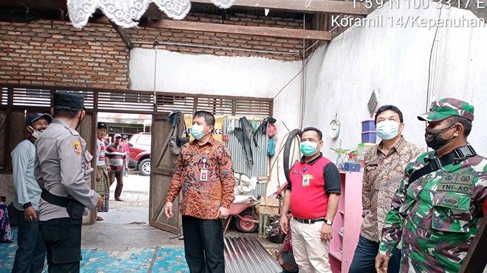 Sekda Rokan Hulu (Rohul) Abdul Haris tengah meninjau lokasi bencana di Kepenuhan.
