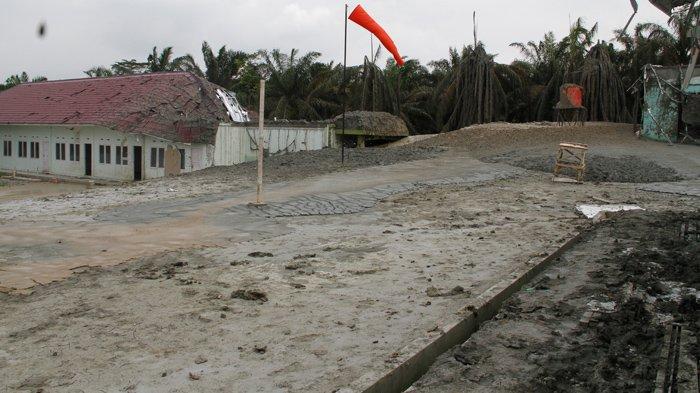 Selasa (9/2/2021, gas bercampur lumpur masih menyembur dari lubang di Pondok Pesantren Al-Ihsan, Kecamatan Tenayan Raya, Pekanbaru.