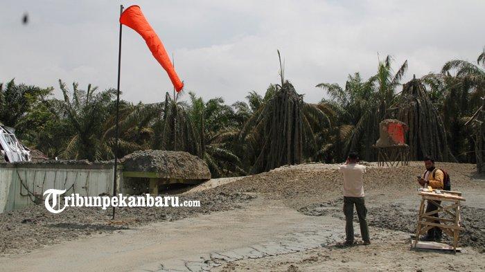 Pemerintah bersama instansi terkait terus memantau perkembangan semburan gas bercampur lumpur dalam waktu dekat ketika tekanannya sudah tidak kuat, maka akan ditutup segera.