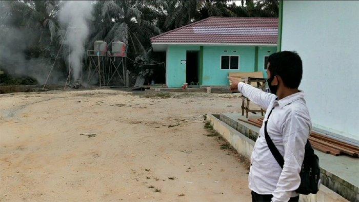 Semburan gas yang muncul saat penggalian sumur di Pondok Pesantren Al Ihsan di Kecamatan Tenayan Raya, Kota Pekanbaru, terpaksa dihentikan, Kamis (4/2/2021).
