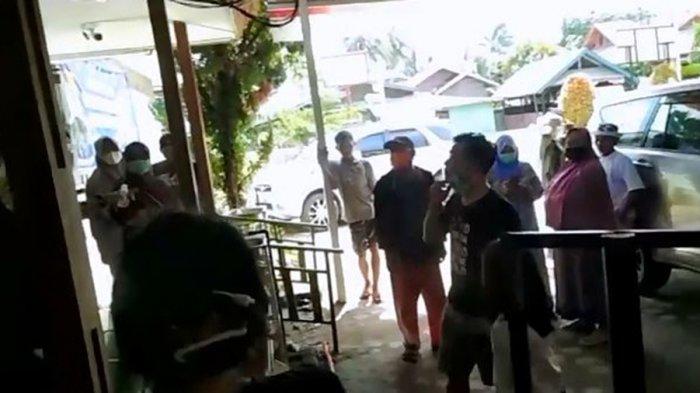Seorang lelaki protes dengan pelayanan pukesmas, karena keterlambatan pelayanan kesehatan. Aksi protes warga tersebut dipicu karena kekurangan dokter yang bertugas hari itu di puskesmas.
