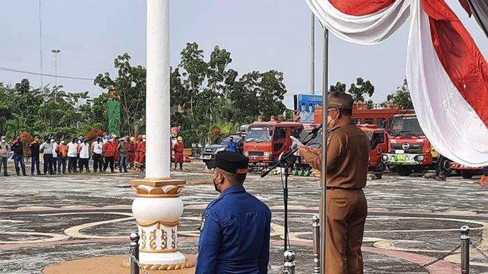 Apel Kesiapsiagaan Personil dan Peralatan menanggulangi Karhutla di halaman kantor Bupati Pelalawan, Selasa (23/02/2021).