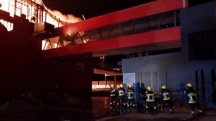 Foto yang dirilis oleh petugas pemadam kebakaran Relawan Termas de Rio Hondo saat mereka mencoba memadamkan api di Sirkuit Internasional Termas de Rio Hondo, di provinsi Santiago del Estero, Argentina utara, pada 6 Februari 2021. The Termas de Rio Hondo International Sirkuit inilah tempat Grand Prix motor Argentina dijadwalkan berlangsung.