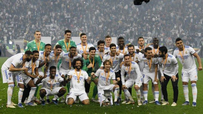 Skuad Real Madrid saat menjuarai Piala Super Spanyol. Tampak Eden Hazard tidak tersenyum di antara pemain.