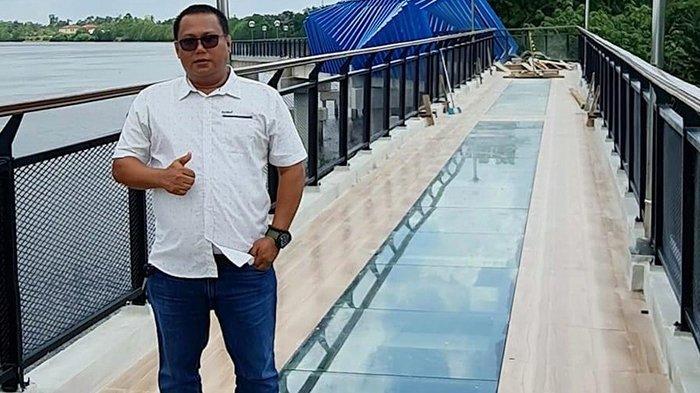 Tokoh masyarakat Kecamatan Lubukdalam Wislan Nursi mencoba menikmati skywalk Mempura, Rabu (18/1/2023).