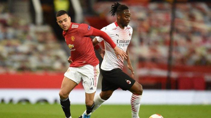 Striker Manchester United Mason Greenwood (kiri) menantang gelandang AC Milan Soualiho Meite (kanan) selama pertandingan leg pertama babak 16 besar Liga Europa antara Manchester United dan AC Milan di Old Trafford di Manchester, barat laut Inggris, pada 11 Maret. , 2021.