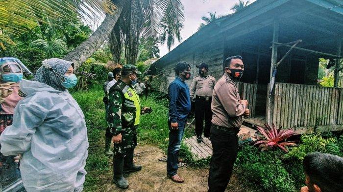 Polsek Gas bersama Koramil 05 Gas dan Team Medis dari Puskesmas Kelurahan Teluk Pinang saat mendatangi rumah pasangan lansia ini untuk olah TKP.