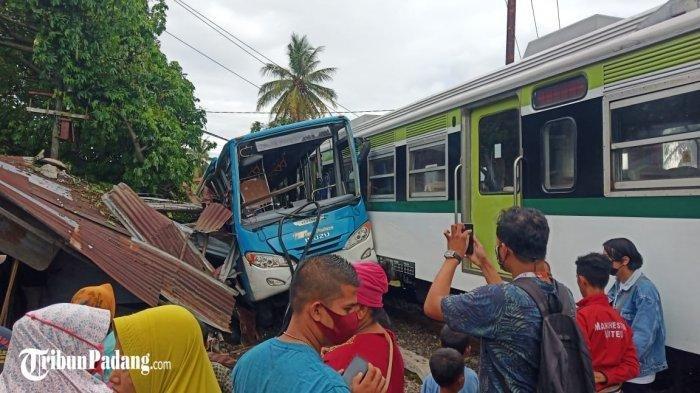 Tabrakan Kereta Api Vs Bus TransPadang di Lubuk Buaya Kota Padang