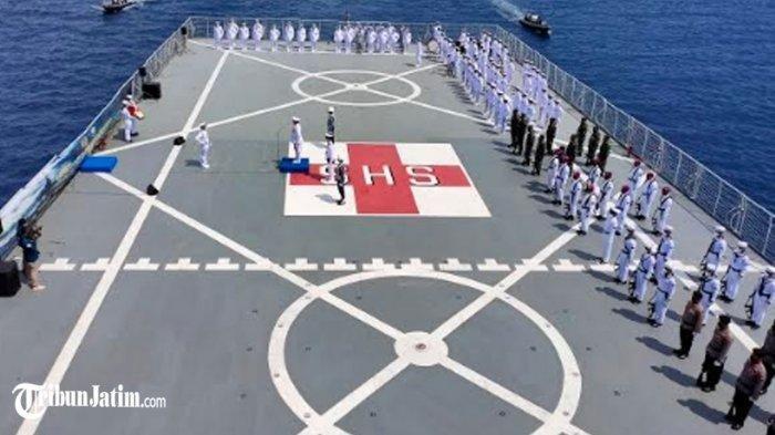 Tabur bunga di Perairan Selat Bali, untuk menghormati dan mendoakan patriot bangsa awak kapal selam KRI Nanggala 402, Jumat (30/4/2021).