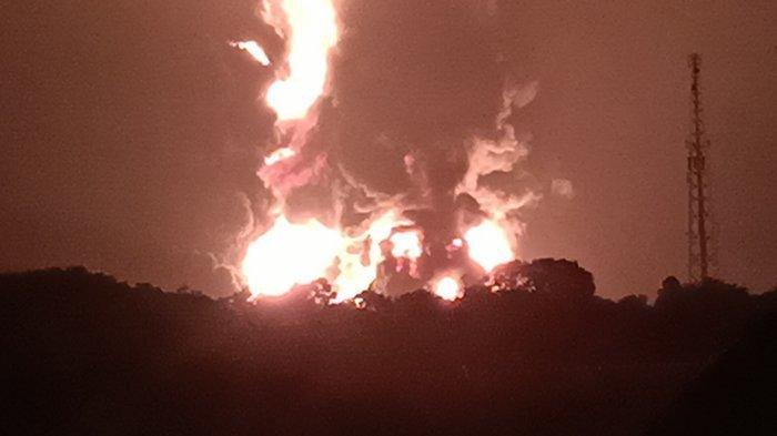 Tampak dari kejauhan kilang PT Pertamina RU VI Balongan Indramayu meledak, Senin (29/3/2021).