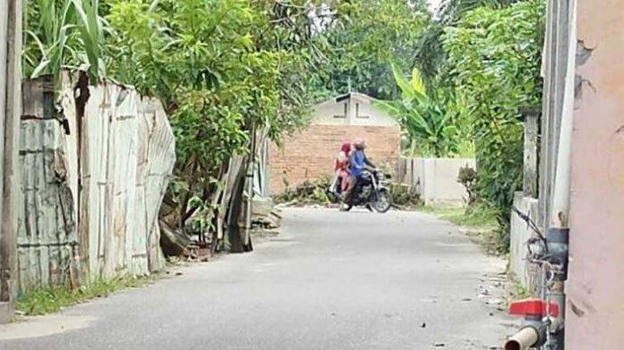 Tembok yang dibangun menutup satu akses Jalan Kartama ke Jalan Kaharuddin Nasution