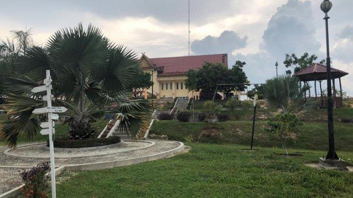 Rumput hijau menghiasi salah satu sudut di RTP Sri Mayang Telaga Samsam, Kandis, Kabupaten Siak, Riau. Salah satu sudut RTP Sri Mayang Telaga Samsam, Kandis, Kanupaten Siak, Riau. Tempat wisata di Riau Taman Sri Mayang Telaga Samsam Kandis, Siak, menjadi tempat tongkrongan asyik bagi keluarga yang ingin menikmati senja.