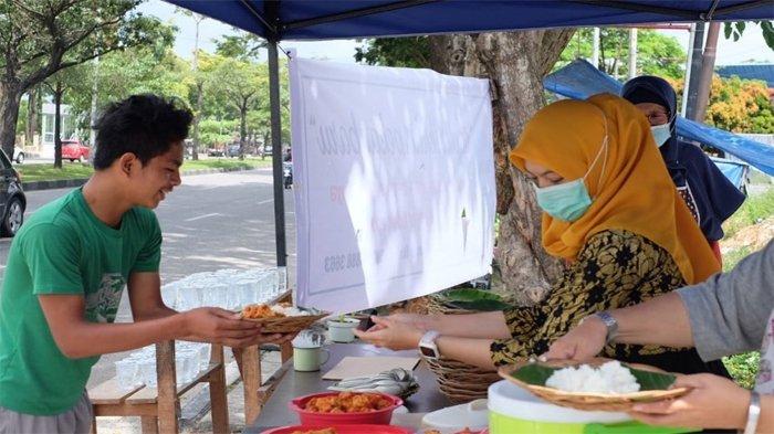 Aktifitas di Dapur Ikhlas Pekanbaru yang hadir setiap Jumat di depan Tik Tok Creative Hub Jalan Arifin Ahmad Pekanbaru.