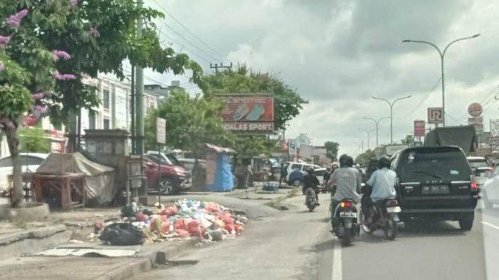 Dua titik tumpukan sampah di Jalan HR Subrantas Panam dan Jalan Garuda Panam Pekanbaru, yang belum diangkut hingga pukul 10.30 WIB, Senin (4/1 /2021).