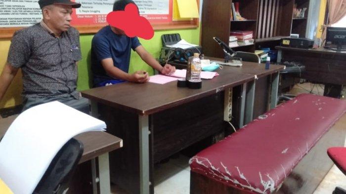 Tersangka pembunuhan siswi SMP Pangkalan Kerinci, MAA (17), pakai baju kaos biru mengikuti pelimpahan perkara tahap ll dari Polres Pelalawan ke Kejari Pelalawan, Kamis (4/03/2021). (Ist)