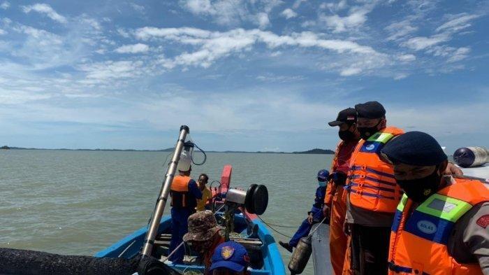 Tim Sar Gabungan menyisir perairan Takong Hiu pada pencarian hari keenam, Minggu (4/4/2021). Kapal angkut TKI sebelumnya tenggelam di sekitar perairan Karimun, Provinsi Kepri.