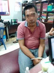 Tersangka judi togel berinisial IS dan barang bukti saat diamankan di Mapolres Pelalawan, Jumat (8/1/2021).