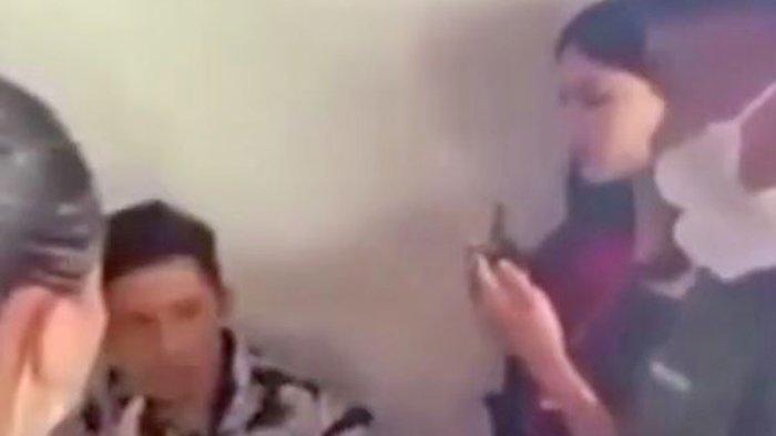 Viral istri sah Labrak suami saat lagi selingkuh dengan wanita lain di sebuah Kafe di Kota Pontianak.
