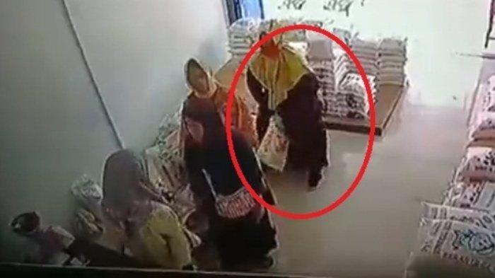 Viral Sindikat Emak-emak Bergamis Pencuri Beras, Beras Karungan Dijepit di Kaki