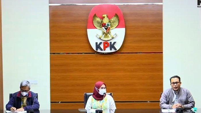 Wakil Ketua KPK, Lili Pintauli Siregar (tengah) mengumumkan penetapan tersangka Bupati Kuansing Andi Putra dalam Operasi Tangkap Tangan, Selasa (19/10/2021). Sejumlah uang turut diamankan.