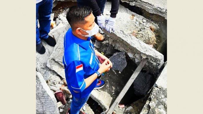 Wakil Ketua DPRD Pekanbaru T Azwendi Fajri SE, saat turun ke box culvert yang berada di jalan alternatif menuju Jalan Harapan Raya, rusak parah, Senin (21/12/2020).