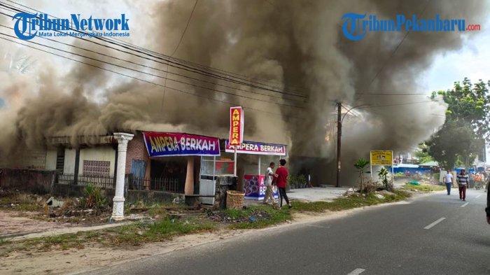 Warga Sempat Panik, 8 Bangunan Terbakar, Polsek Mandau Selidiki Sebab Kebakaran, Nihil Korban Jiwa. Foto : Kebakaran delapan unit bangun terjadi di Mandau, Senin (14/9) pagi.