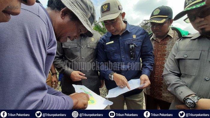 Warga Siak Riau Amuk dan Kejar DIREKTUR PT DSI dengan Parang, Untung Dilerai Wakil Rakyat di Lokasi