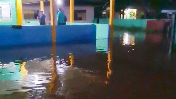 Masjid Arafah di Jalan Arafah Kelurahan Sumber Sari, Kecamatan Lima Puluh Pekanbaru, yang dimasuki air, pada Selasa (26/4/2021) lalu.