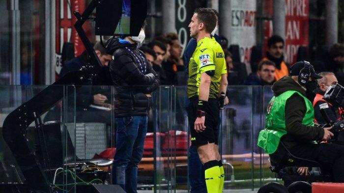 Wasit Italia Marco Serra memeriksa layar Video Assistant Referee (VAR) sebelum memberikan penalti kepada AC Milan, selama pertandingan sepak bola Serie A Italia antara AC Milan dan Spezia pada 17 Januari 2022 di stadion San Siro di Milan.