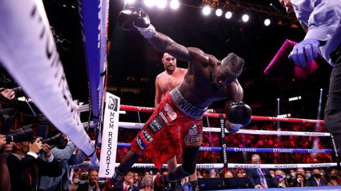 Wilder tumbang saat pukulan telak Fury mendarat di rahangnya