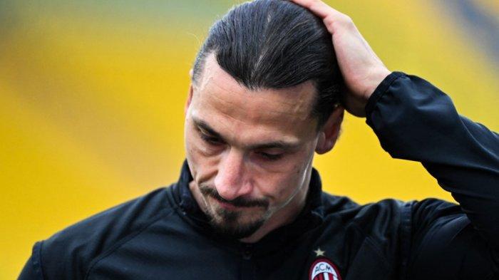 Zlatan Ibrahimovic melakukan pemanasan sebelum pertandingan sepak bola Serie A Italia Parma vs AC Milan pada 10 April 2021 di stadion Ennio-Tardini di Parma.