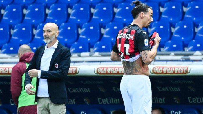 Penyerang AC Milan Zlatan Ibrahimovic meninggalkan lapangan melewati pelatih AC Milan Stefano Pioli (kiri) setelah menerima kartu merah selama pertandingan sepak bola Serie A Italia Parma vs AC Milan pada 10 April 2021 di stadion Ennio-Tardini di Parma.