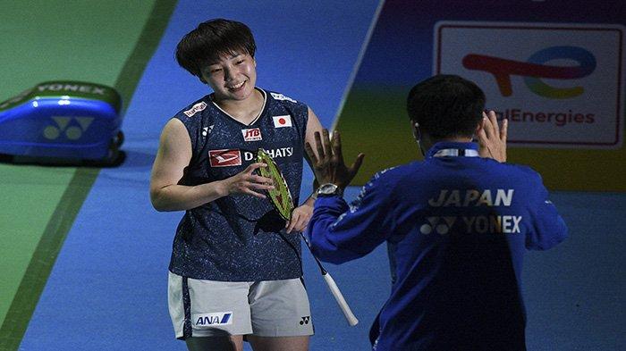 Akane Yamaguchi dari Jepang (kiri) merayakan dengan pelatihnya setelah kemenangannya atas Chen Yufei dari China dalam pertandingan final tunggal putri Kejuaraan Bulu Tangkis Dunia di Tokyo pada 28 Agustus 2022. Akane Yamaguchi tak terbendung ke Final Japan Open 2022